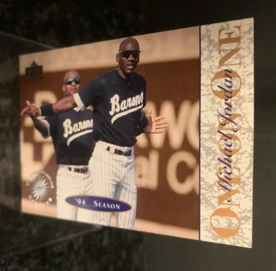 1995 Upper Deck One On One No7 МАЙКЛ ДЖОРДАН (УХОДИТ В ОТСТАВКУ) - Изображение 1 из 2