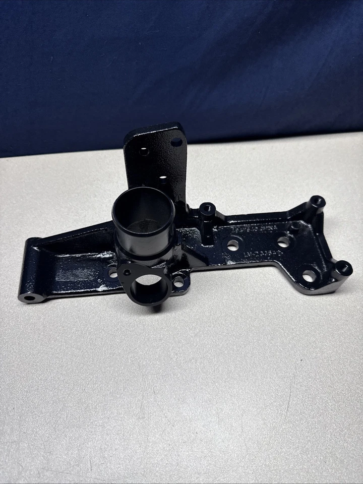 Soporte compresor de aire acondicionado Ram 2010-2018 6,7 L Cummins P# 4947540 Foto 1 de 4