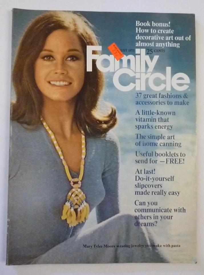 MARY TYLER MOORE wears Jewelry made of Pasta Aug 1971 FAMILY CIRCLE Magazine Foto 1 de 1