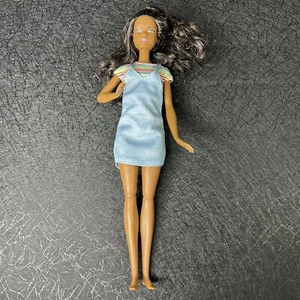 Muñeca Barbie Mattel Afroamericana Tono de Piel Medio Vestido Jumper Piernas Móviles - Imagen 1 de 14