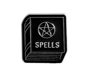 Spilla smaltata libro degli incantesimi wiccan pentagramma gotico libro delle ombre spilla soprannaturale - Foto 1 di 8
