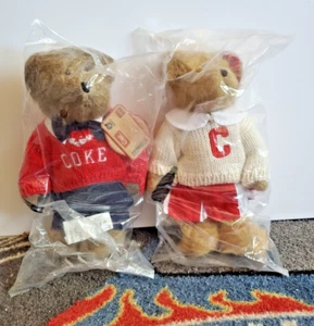 Peluche Boyds Bear's Coca Cola Dinah & Daivd 10" habillée neuve avec étiquette dans son sac. - Photo 1 sur 3