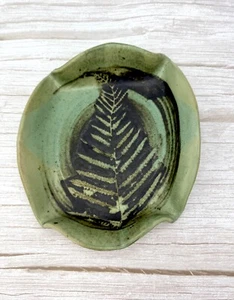 Plato cuadrado hoja negra verde pintado a mano cerámica artística estudio firmado por artista - Imagen 1 de 15