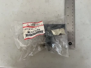 ME423188 Engine Air Intake Line Cushion Mitsubishi FUSO REAL OEM PART SHIPS INTL - Picture 1 of 3