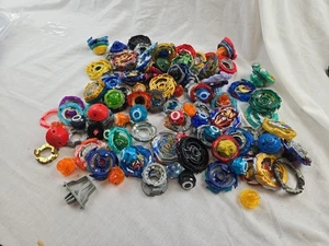 Verschiedene große Menge Beyblade Bay Klingen Werfer & Teile Metall & Kunststoff 5 Pfund - Bild 1 von 24