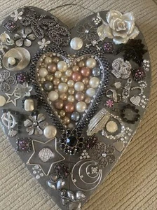 "Corazón de madera San Valentín adornado con joyas vintage, 13""x 11" - Imagen 1 de 7