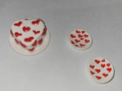 Casa de Muñecas Día de San Valentín Pasteles y Platos Pasteles Servir Corazones Foto 1 de 4