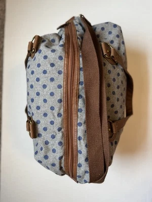 Bolso Weekender de la marca Target lunares azules con ribete de cuero marrón Foto 1 de 4