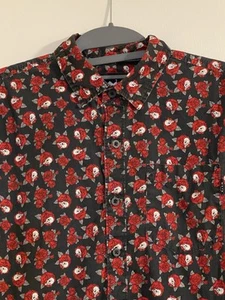 WXYZ Herren Größe Small Totenköpfe & Rosen Knopfleiste Hemd Kurzarm schwarz & rot - Bild 1 von 18