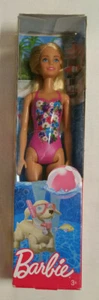NUEVO Barbie Swim Suit Water Play 2017 Pink Flowers Suit Blond ~ Slight Box Damage - Imagen 1 de 3