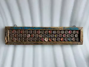 Vintage alter indischer handgefertigter Kronkorken aus Holz montiert Unikat Wandbehang Panel - Bild 1 von 5