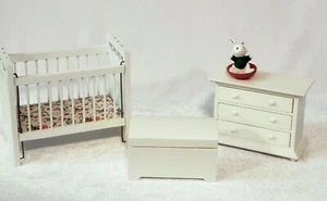 Conjunto de muebles para casa de muñecas cuna de bebé, tocador, baúl y estatuilla de conejito - Imagen 1 de 12