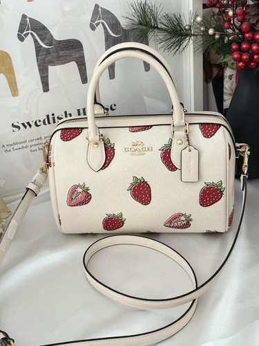 Borsa a tracolla Coach Rowan con stampa fragola CAL63
