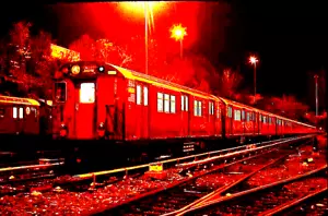 ORIGINALE KODACHROME SLIDE NYC METROPOLITANA R-33 8844/45 CORTILE DEL CONCORSO 20 NOVEMBRE 2002 - Foto 1 di 1