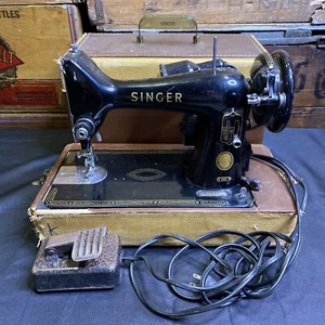 Vintage SINGER 99k tragbare Nähmaschine mit Koffer, Licht & Fußpedal schwarz & gold - Bild 1 von 24