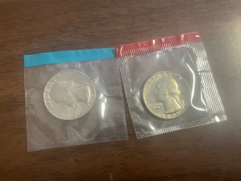 1971 P&D UNCIRCULATED WASHINGTON QUARTERS IN MINT CELLO (2 COINS) BU/MS Cover