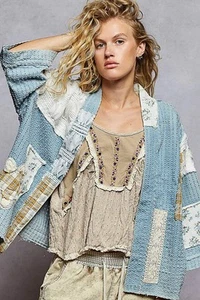 Chaqueta vaquera POL con ojales de algodón frente abierto con retazos vintage en azul claro - Imagen 1 de 5