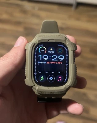 Apple Watch Ultra 2 49 mm Cassa in Titanio con Alpine Loop - Oliva (GPS + LTE) - Image 1 of 4