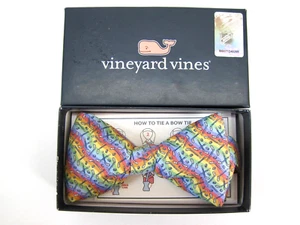 Cravatta con fiocco in seta nuova con etichette Vineyard Vines ufficiale NHL Rainbow Hockey Stick Puck - Foto 1 di 8