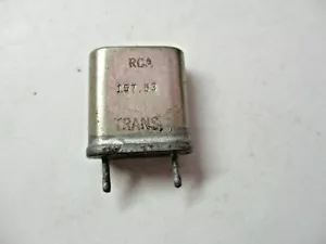 RCA 157.53 KC Radio Crystal 13127.50 KHz 0.05 inch X 13mm 0.5in Spaced Leads Vtg - Zdjęcie 1 z 3