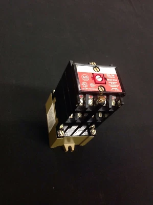 Relé de CA Allen-Bradley 700-PK800A1 Foto 1 de 4