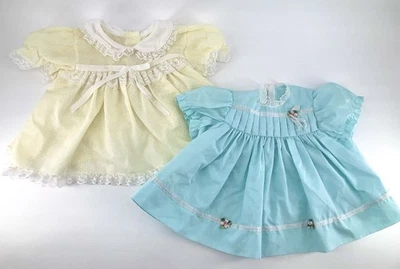 Lote de vestidos vintage para bebés niñas talla 3 meses amarillo delicado punto y verde con ribete de encaje Foto 1 de 4