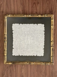 Pañuelo de boda antiguo con marco de encaje blanco algodón dorado marco de madera - Imagen 1 de 17
