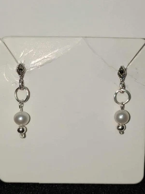 Delicados pendientes de plata de ley y perlas genuinas con bolsa de regalo de terciopelo Foto 1 de 4