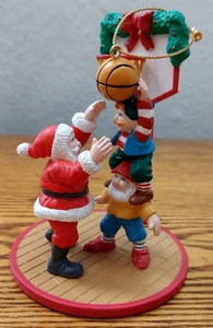 Vintage 1995 "Santa's Best" Santa and his helpers playing basketball ornament - Bild 1 von 7