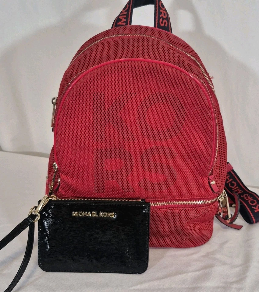 Mochila Michael Kors Rhea Cremallera Logo Frontal Malla Rojo Dorado y Muñequera MK NUEVA Foto 1 de 4