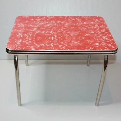 Mesa American Girl Molly McIntire cromada 1940 com tampo de fórmica vermelha para boneca 18" - Imagem 1 de 2