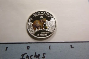 GRIZZLY BEAR SMALTO YELLOWSTONE PARCO NAZIONALE 1996 ISOLA CUOCO MONETA ARGENTO 3WLO - Foto 1 di 2