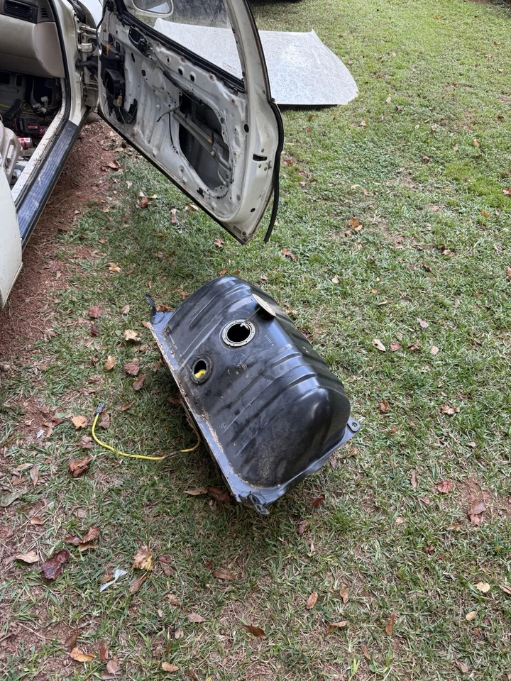 92-97 LEXUS SC300 SC400 БЕНЗОБАК МИНИМАЛЬНАЯ РЖАВЧИНА 77001-24030 - Изображение 1 из 3