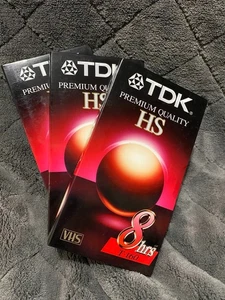 Cinta de casete VHS de calidad premium TDK (paquete de 3) HS T-160 8 horas de tiempo de almacenamiento NUEVO - Imagen 1 de 2