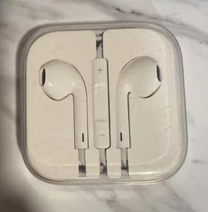 Authentic Apple Wired iPhone iPad IPod Ear Buds | White AIR Buds Plug-in EUC - Picture 1 of 3