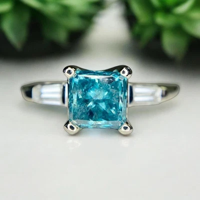 Винтажное помолвочное кольцо из платины с натуральным фантазийным голубым бриллиантом огранки принцесса - Изображение 1 из 4