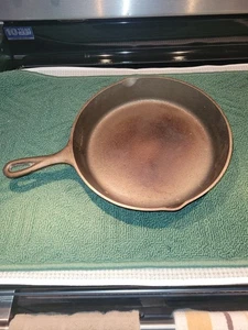 Vintage SK Skillet No.8 MADE IN USA D 2 Cast Iron Cooking Pour Spouts - Picture 1 of 4