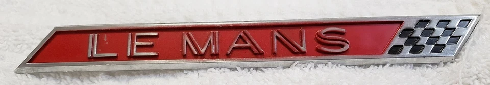 Pontiac Tempest Lemans 1962-1963 guardabarros emblema GM parte 4865502 diestro repintado Foto 1 de 4