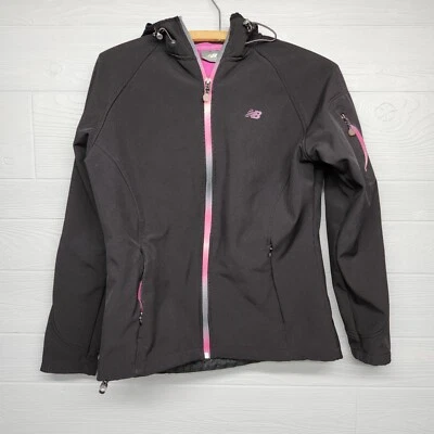 Chaqueta forrada de lana negra New Balance para mujer talla pequeña Foto 1 de 4