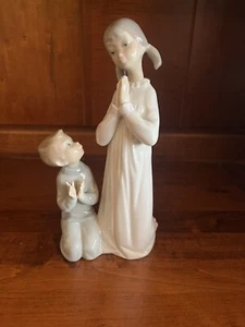 Lladro Figurine: 4779 Teaching to Pray, No/ Box - Picture 1 of 4