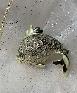 NACHLASS VERKAUFSFUND ~ VINTAGE Jonette J&J 60er Jahre Delfin Fisch Pin ~ Gold & Weiß - Bild 1 von 6