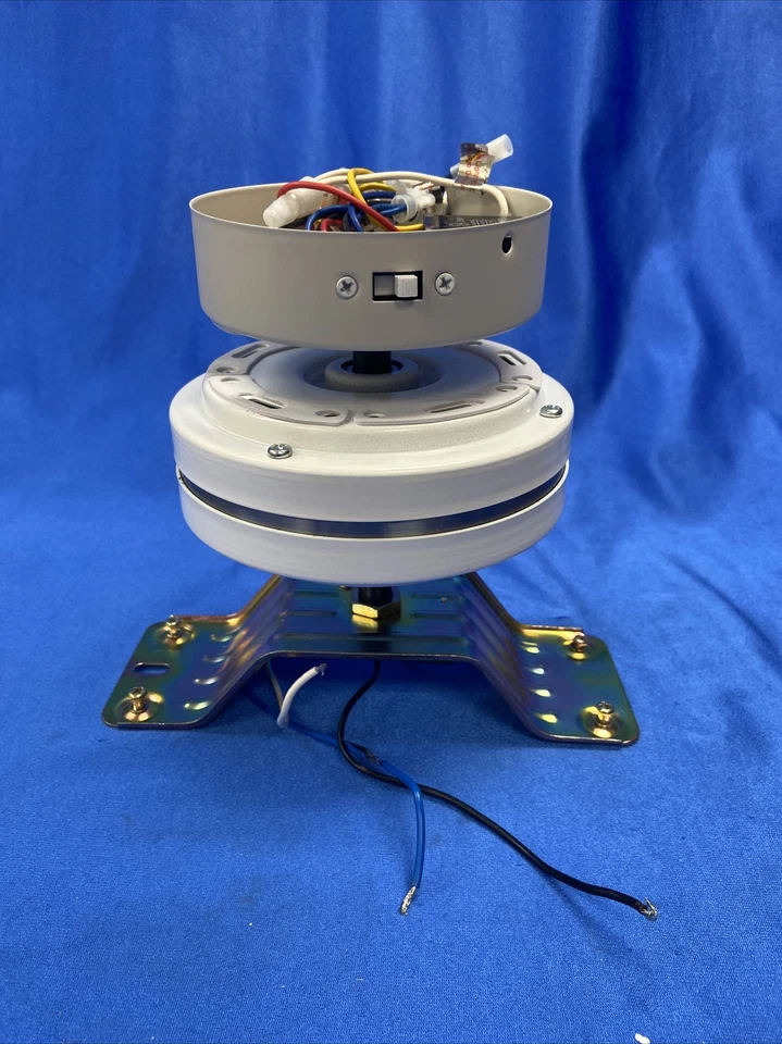 (Motor con carcasa) Ventilador de techo LED Hugger blanco mate Stoneridge 52"" Foto 1 de 4