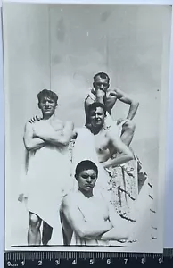 Bauli senza camicia ragazzi rigonfiamento muscolare affettuosi uomini interesse gay vecchia foto #2789 - Foto 1 di 3