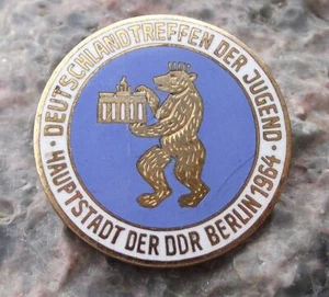 1964 Deutschland treffen der Jungend DDR Bear Berlin Brandenburg Gate Pin Badge - Picture 1 of 2