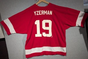 Neu mit Etikett Vintage Logo Athletic Steve Yzerman #19 NHL Detroit Red Wings Trikot Herren 2XL - Bild 1 von 15