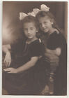 Photo vintage RP deux jolies filles en robes édouardiennes cheveux fins années 1920 allemand