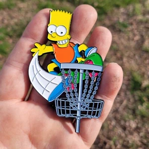 Pin de golf de disco - accesorio de bolsa perfecto. Gráficos divertidos y detallados. Pin de estante superior - Imagen 1 de 3