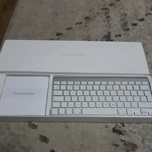 Oryginalna bezprzewodowa klawiatura Apple Magic Keyboard 1 (A1314) - biała/srebrna - QWERTY BRYTYJSKA - Zdjęcie 1 z 11