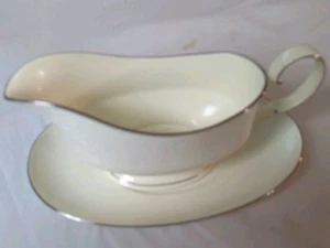 Mikasa Braut Spitze Elfenbein Bone China A9101 Sauciere mit Untertasse - Bild 1 von 9