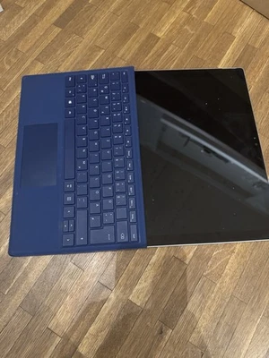 Microsoft Surface Pro 4 (i5, 4 GB, 128 GB SSD) – mit orig Type Cover - Bild 1 von 4